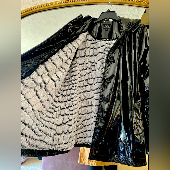 UBU Swing Raincoat With Removable Faux Fur Lining - Picture 4 of 7